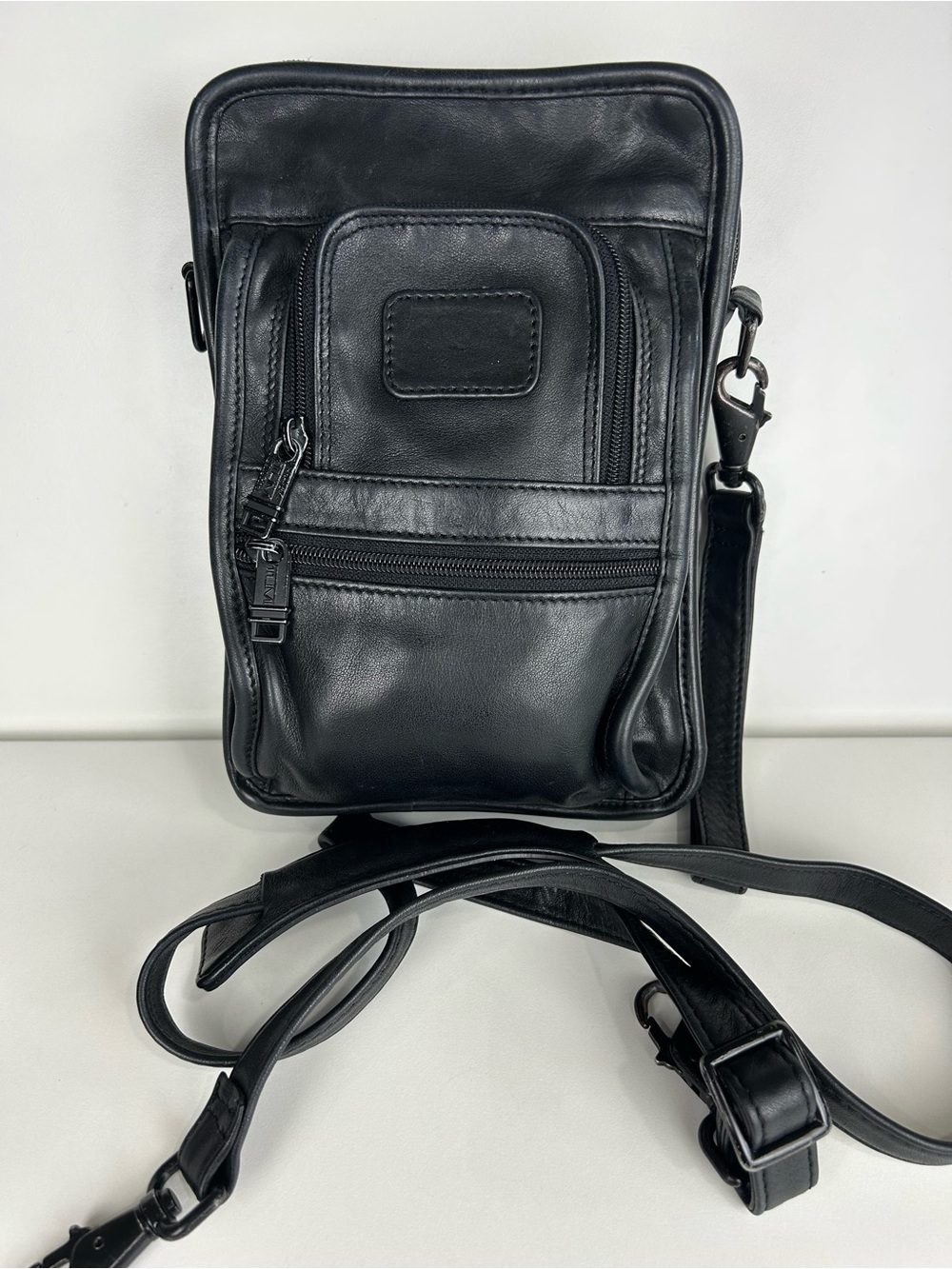 VINTAGE TUMI LEATHER CROSSBODY ORGANIZATION BAG BLACK